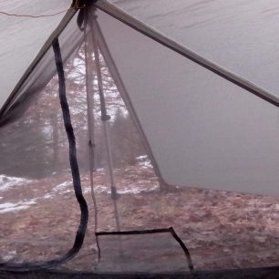 Výhled ze stanu Gossamer Gear The Two bočním vchodem