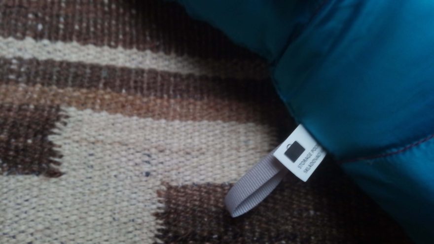 Drobný detail - poutko na zavěšení zabalené bundy nebo zavěšení klíčů do levé balící kapsy.