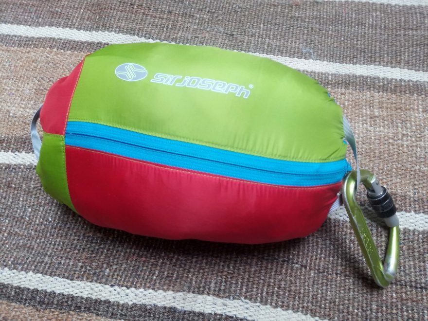 Takhle velká je bunda Sir Joseph Apris Hooded II po sbalení do kompresního obalu.