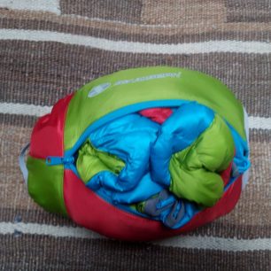 Při balení do kompresního obalu doporučuji obsah stlačit tak, abyste šetřili zip - Sir Joseph Apris Hooded II.