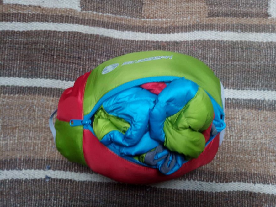 Při balení do kompresního obalu doporučuji obsah stlačit tak, abyste šetřili zip - Sir Joseph Apris Hooded II.