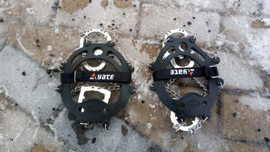 Stahovací popruhy jsem si přehodil tak, aby po stažení konec popruhu směřoval ven - YATE Ice Spikes