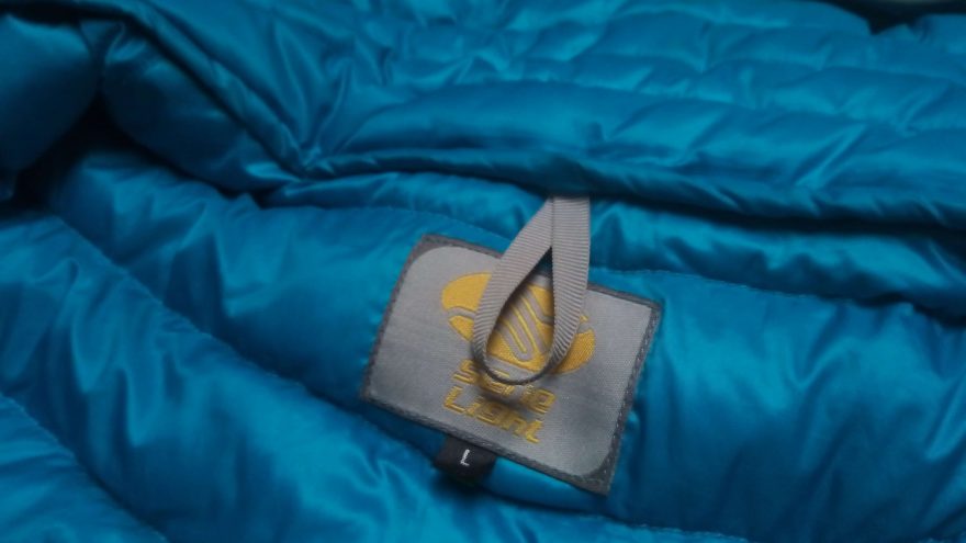 Vnitřní etiketa s označením velikosti a poutkem na zavěšení - Sir Joseph Apris Hooded II.