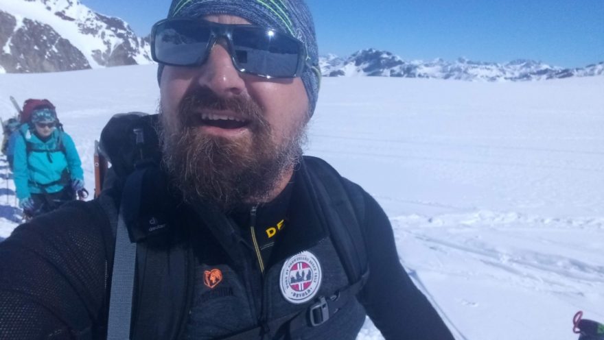 Díky minimální tloušťce není problém přes čepici nasadit helmu.