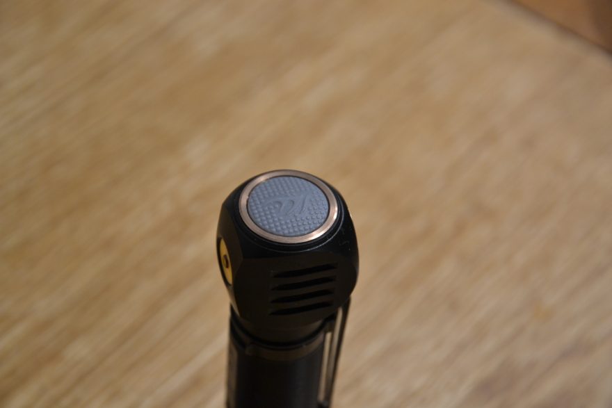 Jednoduchý spínač pro ovládání všech režimů, svítilna Fenix HM61R