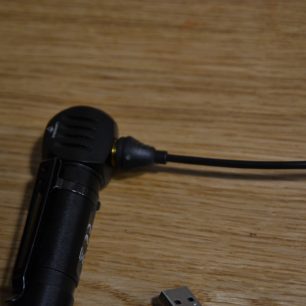 magnetický konektor pro dobíjení s připojeným kabelem