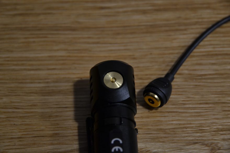 Magnetický konektor pro dobíjení.