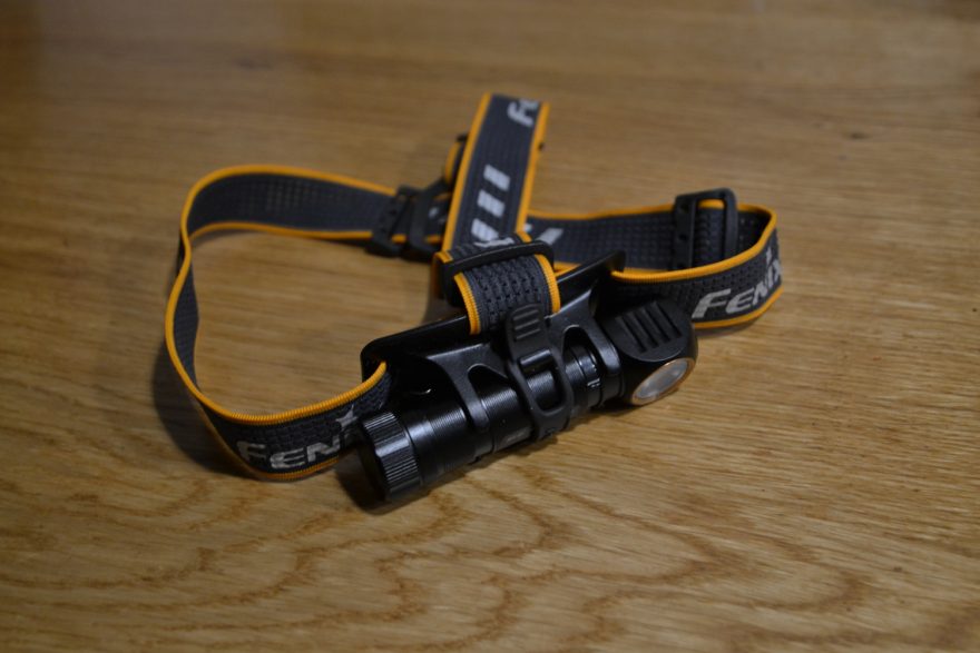 Svítilnu přiděláme k popruhům pomocí ohebné plastové redukce.