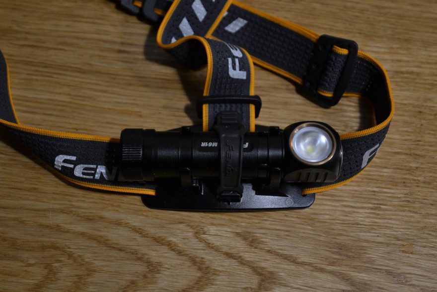 Svítilnu přiděláme k popruhům pomocí ohebné plastové redukce.