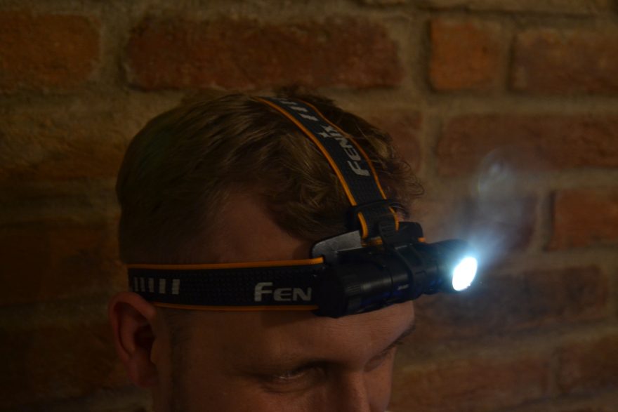 svítilna Fenix HM61R uchycena jako čelovka