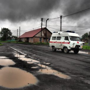 O trekování na Kamčatce se říká, že je to peklo v ráji. Kouřící vulkány, čertovské čoudíky, bahenní sopky, nekonečné pláně, černá lávová pole, medvědi, nebojácní svišti, maxiborůvky, řeky plné lososů, ale také hejna krvelačných komárů...