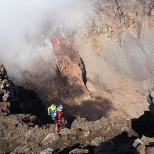Tolbačik má dva vrcholy, starší Ostryj a mladší Ploskij s vrcholovou kalderou o průměru 3 km.
