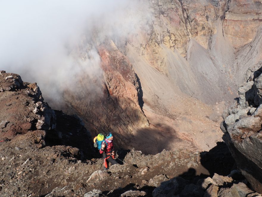 Tolbačik má dva vrcholy, starší Ostryj a mladší Ploskij s vrcholovou kalderou o průměru 3 km.