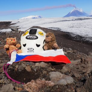 O trekování na Kamčatce se říká, že je to peklo v ráji. Kouřící vulkány, čertovské čoudíky, bahenní sopky, nekonečné pláně, černá lávová pole, medvědi, nebojácní svišti, maxiborůvky, řeky plné lososů, ale také hejna krvelačných komárů...