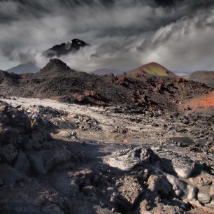 Působivá vulkanická krajina okolo sopky Ploskij Tolbačik (3682 m). Všude čpí síra a překračuje se lávová suť.