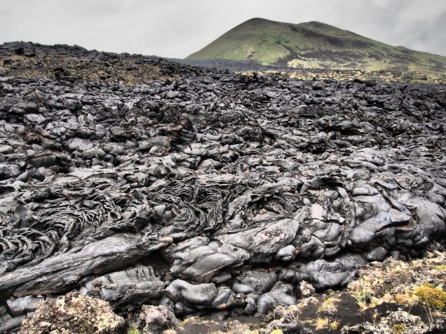 Působivá vulkanická krajina okolo sopky Ploskij Tolbačik (3682 m). Všude čpí síra a překračuje se lávová suť.