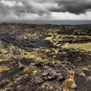 Působivá vulkanická krajina okolo sopky Ploskij Tolbačik (3682 m). Všude čpí síra a překračuje se lávová suť.