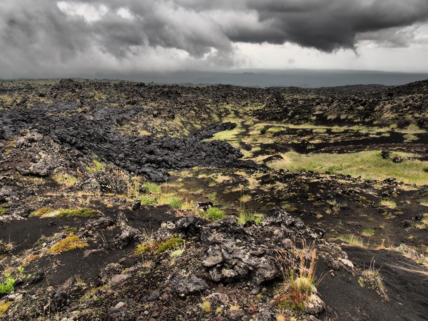 Působivá vulkanická krajina okolo sopky Ploskij Tolbačik (3682 m). Všude čpí síra a překračuje se lávová suť.