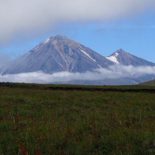 O trekování na Kamčatce se říká, že je to peklo v ráji. Kouřící vulkány, čertovské čoudíky, bahenní sopky, nekonečné pláně, černá lávová pole, medvědi, nebojácní svišti, maxiborůvky, řeky plné lososů, ale také hejna krvelačných komárů...