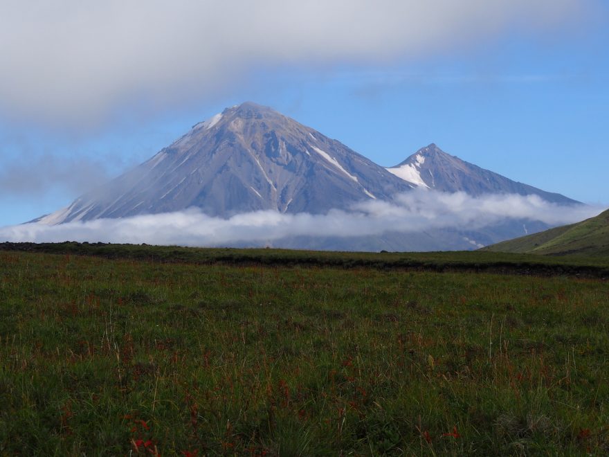 O trekování na Kamčatce se říká, že je to peklo v ráji. Kouřící vulkány, čertovské čoudíky, bahenní sopky, nekonečné pláně, černá lávová pole, medvědi, nebojácní svišti, maxiborůvky, řeky plné lososů, ale také hejna krvelačných komárů...
