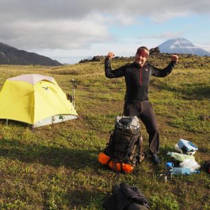 O trekování na Kamčatce se říká, že je to peklo v ráji. Kouřící vulkány, čertovské čoudíky, bahenní sopky, nekonečné pláně, černá lávová pole, medvědi, nebojácní svišti, maxiborůvky, řeky plné lososů, ale také hejna krvelačných komárů...