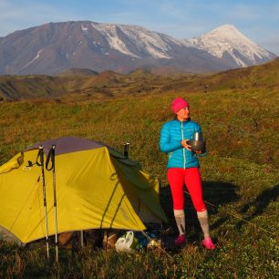 O trekování na Kamčatce se říká, že je to peklo v ráji. Kouřící vulkány, čertovské čoudíky, bahenní sopky, nekonečné pláně, černá lávová pole, medvědi, nebojácní svišti, maxiborůvky, řeky plné lososů, ale také hejna krvelačných komárů...