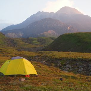O trekování na Kamčatce se říká, že je to peklo v ráji. Kouřící vulkány, čertovské čoudíky, bahenní sopky, nekonečné pláně, černá lávová pole, medvědi, nebojácní svišti, maxiborůvky, řeky plné lososů, ale také hejna krvelačných komárů...