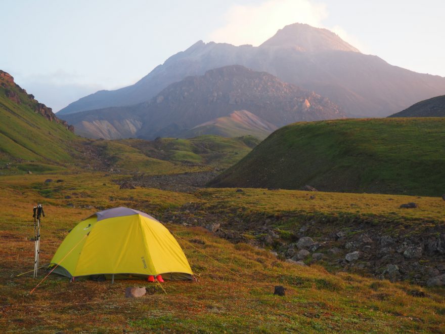 O trekování na Kamčatce se říká, že je to peklo v ráji. Kouřící vulkány, čertovské čoudíky, bahenní sopky, nekonečné pláně, černá lávová pole, medvědi, nebojácní svišti, maxiborůvky, řeky plné lososů, ale také hejna krvelačných komárů...