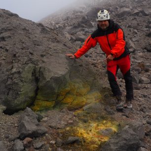 Působivá vulkanická krajina okolo sopky Ploskij Tolbačik (3682 m). Všude čpí síra a překračuje se lávová suť.