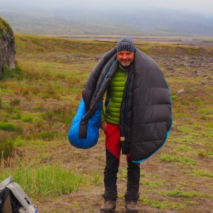 O trekování na Kamčatce se říká, že je to peklo v ráji. Kouřící vulkány, čertovské čoudíky, bahenní sopky, nekonečné pláně, černá lávová pole, medvědi, nebojácní svišti, maxiborůvky, řeky plné lososů, ale také hejna krvelačných komárů...
