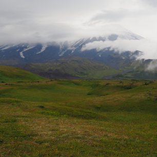 O trekování na Kamčatce se říká, že je to peklo v ráji. Kouřící vulkány, čertovské čoudíky, bahenní sopky, nekonečné pláně, černá lávová pole, medvědi, nebojácní svišti, maxiborůvky, řeky plné lososů, ale také hejna krvelačných komárů...