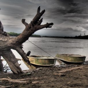O trekování na Kamčatce se říká, že je to peklo v ráji. Kouřící vulkány, čertovské čoudíky, bahenní sopky, nekonečné pláně, černá lávová pole, medvědi, nebojácní svišti, maxiborůvky, řeky plné lososů, ale také hejna krvelačných komárů...