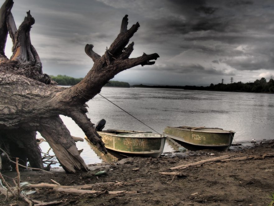 O trekování na Kamčatce se říká, že je to peklo v ráji. Kouřící vulkány, čertovské čoudíky, bahenní sopky, nekonečné pláně, černá lávová pole, medvědi, nebojácní svišti, maxiborůvky, řeky plné lososů, ale také hejna krvelačných komárů...