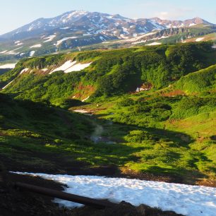 Oblast okolo vulkánů Mutnovka a Gorelij je oblíbená pro své pekelné efekty. Mutnovka (2322 m) dává ve svém kráteru nahlédnout do vulkanické kuchyně.