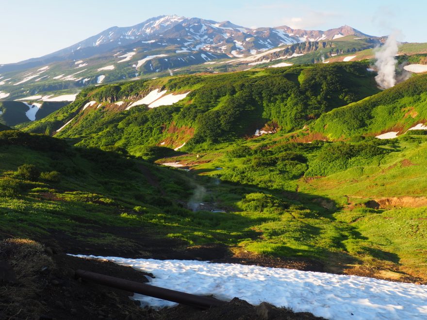 Oblast okolo vulkánů Mutnovka a Gorelij je oblíbená pro své pekelné efekty. Mutnovka (2322 m) dává ve svém kráteru nahlédnout do vulkanické kuchyně.