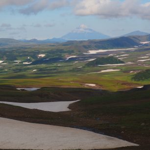 Oblast okolo vulkánů Mutnovka a Gorelij je oblíbená pro své pekelné efekty. Mutnovka (2322 m) dává ve svém kráteru nahlédnout do vulkanické kuchyně.