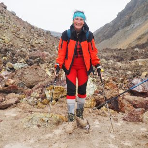 Působivá vulkanická krajina okolo sopky Ploskij Tolbačik (3682 m). Všude čpí síra a překračuje se lávová suť.