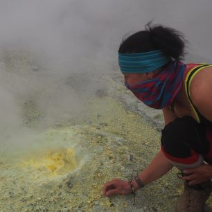 O trekování na Kamčatce se říká, že je to peklo v ráji. Kouřící vulkány, čertovské čoudíky, bahenní sopky, nekonečné pláně, černá lávová pole, medvědi, nebojácní svišti, maxiborůvky, řeky plné lososů, ale také hejna krvelačných komárů...
