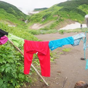 O trekování na Kamčatce se říká, že je to peklo v ráji. Kouřící vulkány, čertovské čoudíky, bahenní sopky, nekonečné pláně, černá lávová pole, medvědi, nebojácní svišti, maxiborůvky, řeky plné lososů, ale také hejna krvelačných komárů...