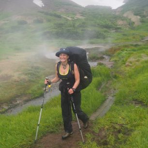 O trekování na Kamčatce se říká, že je to peklo v ráji. Kouřící vulkány, čertovské čoudíky, bahenní sopky, nekonečné pláně, černá lávová pole, medvědi, nebojácní svišti, maxiborůvky, řeky plné lososů, ale také hejna krvelačných komárů...