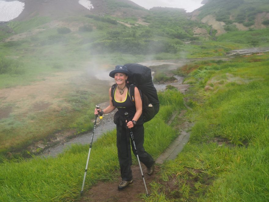 O trekování na Kamčatce se říká, že je to peklo v ráji. Kouřící vulkány, čertovské čoudíky, bahenní sopky, nekonečné pláně, černá lávová pole, medvědi, nebojácní svišti, maxiborůvky, řeky plné lososů, ale také hejna krvelačných komárů...
