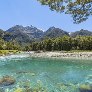 Vysoké hory, bujné lesy, půzračné řeky a jezera - to je Nový Zéland.