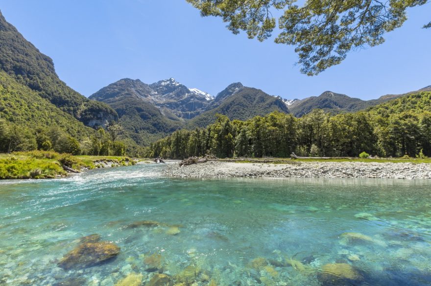 Vysoké hory, bujné lesy, půzračné řeky a jezera - to je Nový Zéland.