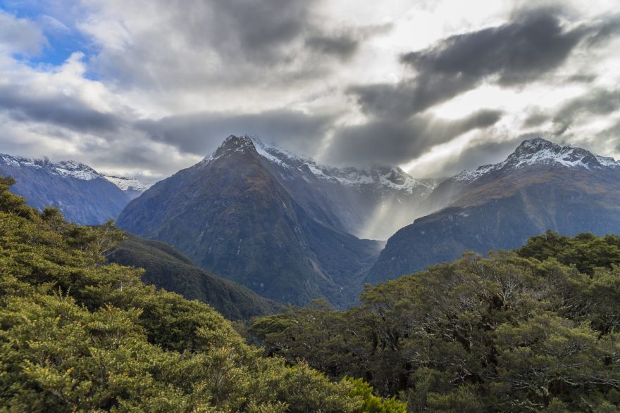 Panoramata hor Nového Zélandu berou dech.