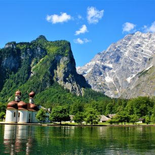 Kostel sv. Bartoloměje je oblíbeným výletním cílem u jezera Königsee, Něměcko, NP Berchtesgaden