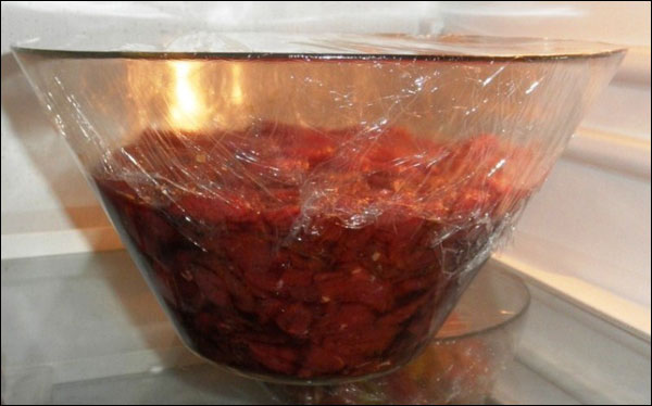 Proužky masa jsem vkládal do mísy s nálevem a důkladně vše promíchal. Mísu jsem důkladně 2x překryl potravinářskou fólií a uložil přes noc do ledničky.