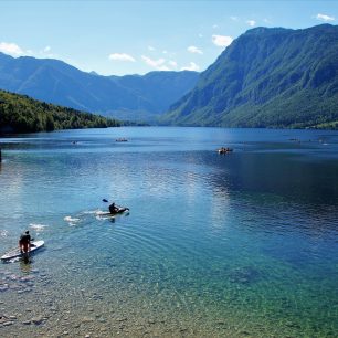 Průzračné vody největšího slovinského jezera Bohinj.