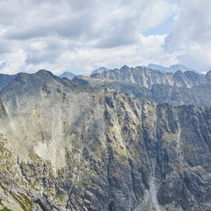 Mnoho lidí si myslí, že národním vrcholem Slovenska je Gerlachovský štít, ale je to právě Kriváň (2494 m).