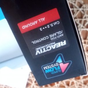 Označení brýlí Julbo Aerospace na krabici - Super Flow System a Reactiv Photochromic.