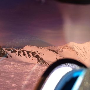 Pohled skrz zorník brýlí Julbo Aerospace.